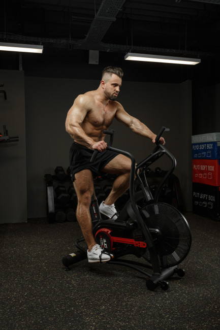 Полупрофессиональный аэробайк UltraGym UG-AB006